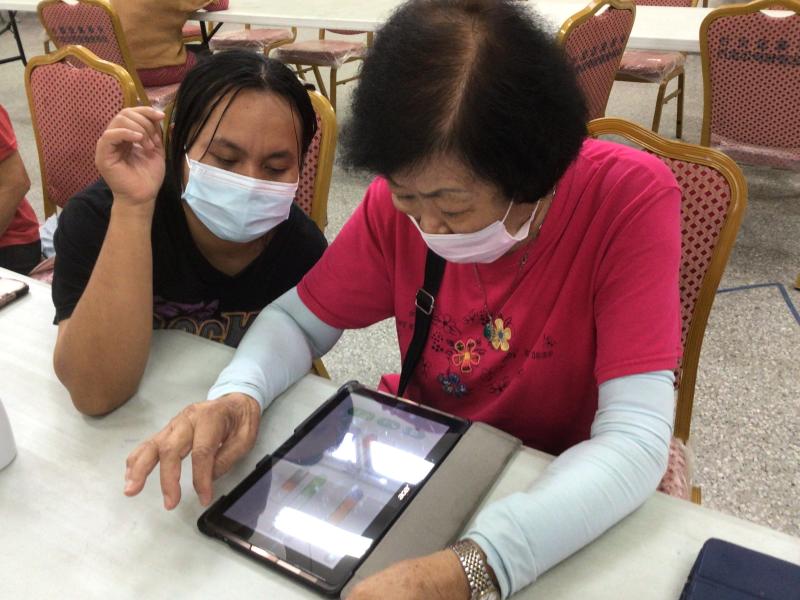 新住民參與學習並協助長者平板電腦操作