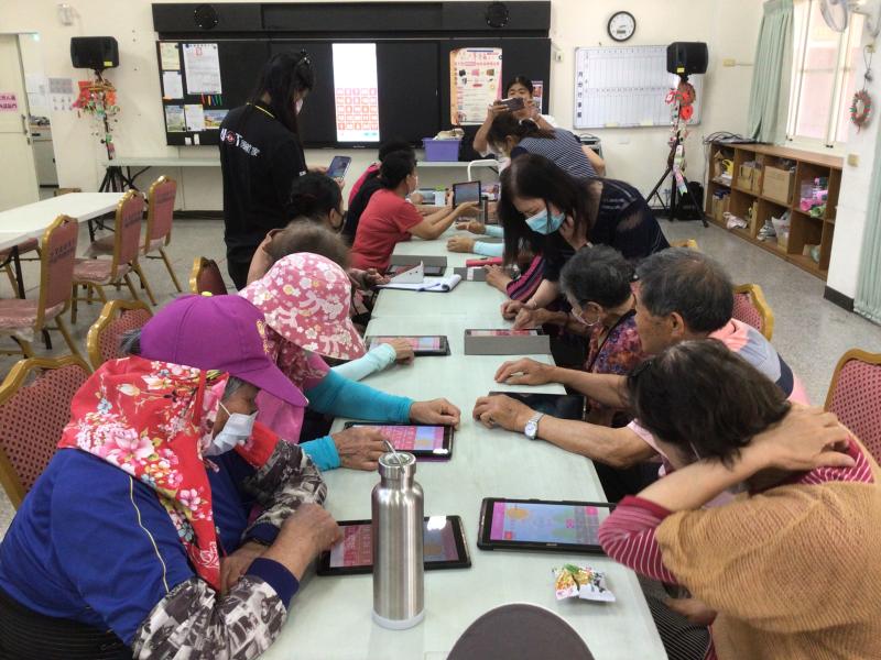 長者學習平板電腦操作畫面