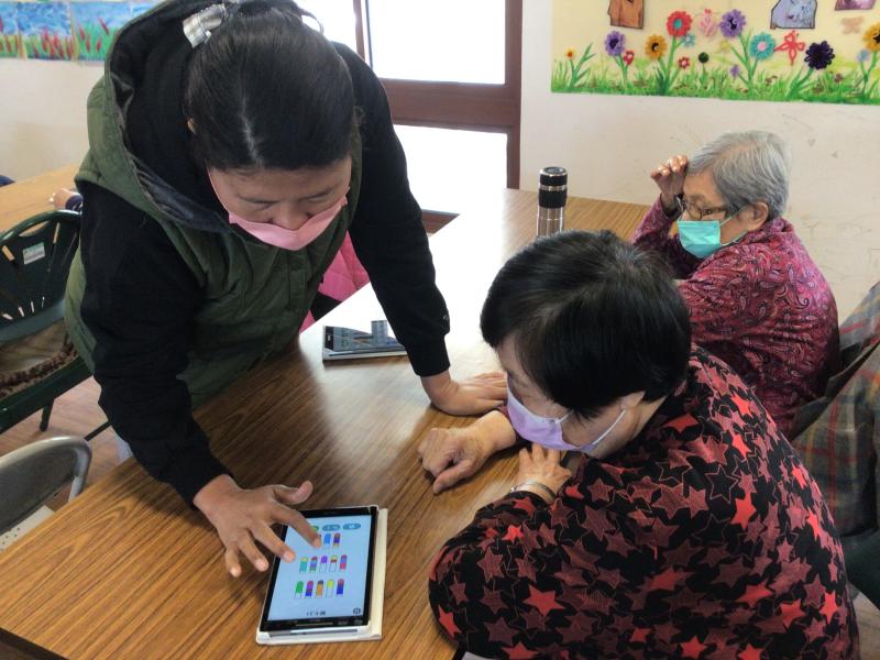 據點志工協助長者上課學習情形