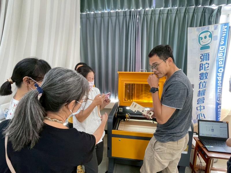 講師讓學員認識了解雷雕機的樣態