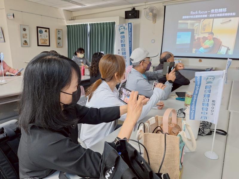 學員學習以不同的拍攝技巧進行拍攝