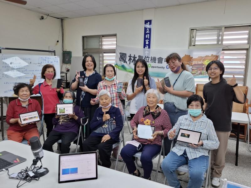 課後學員拿著自己生成的圖片大合照