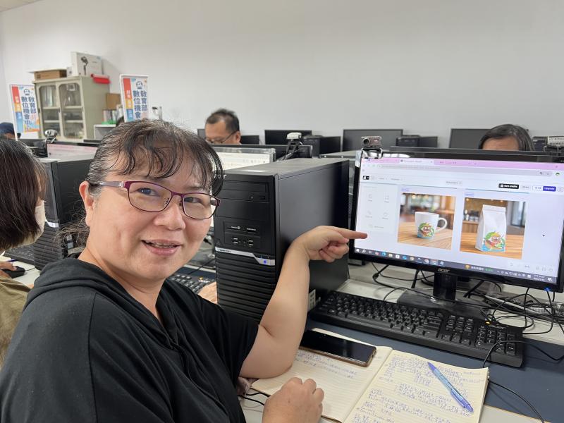 在地商家「喜樂可可」，嘗試將自己設計的角色應用至想像中包裝袋、F馬克杯等周邊商品，提升角色的實用性與辨識度，強化品牌與消費者的情感連結。