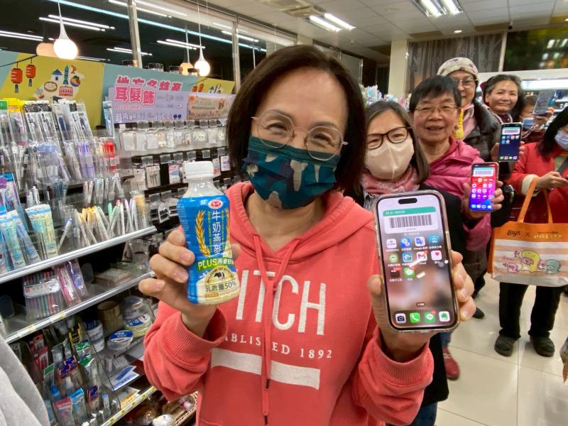 實際帶學員至7-11便利商店購物，結帳時打開載具條碼儲存雲端發票。