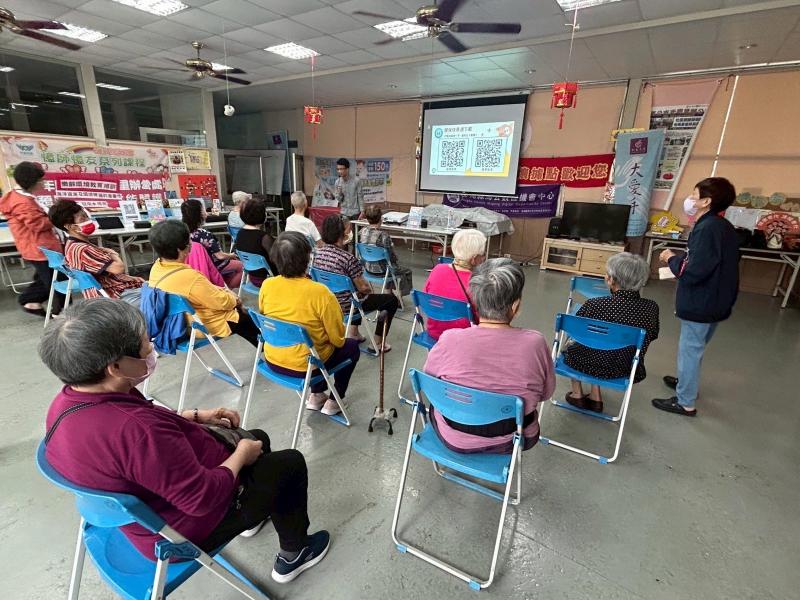 學員認真聆聽依老師說明流程操作練習~操作過程隨時可以請老師指導