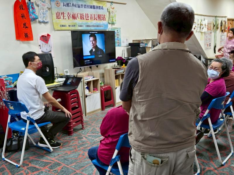 大家看到班長在螢幕上變身成型男的時候，引起教室一陣騷動。