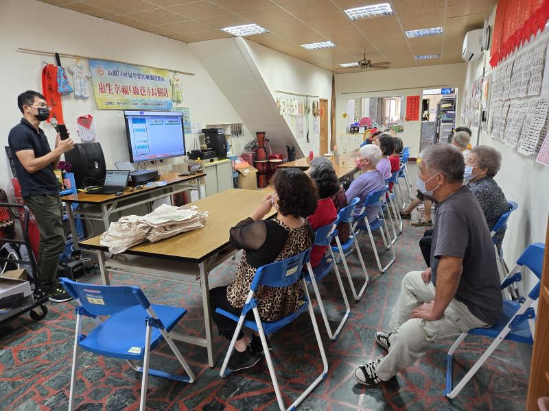 長輩們很認真的在聽老師上課。