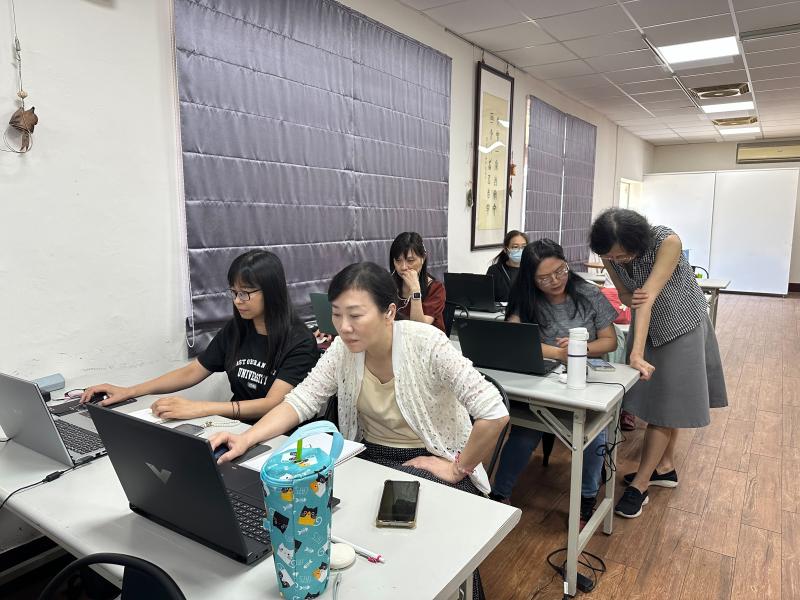 老師介紹了AI生成歌詞與旋律的APP工具，像是最近超熱門的 SUNO