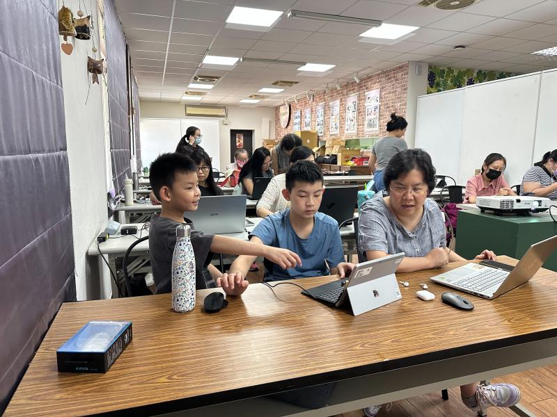 課程最後進行AI歌曲製作實作教學，學員實際操作，嘗試創作屬於自己的AI歌曲