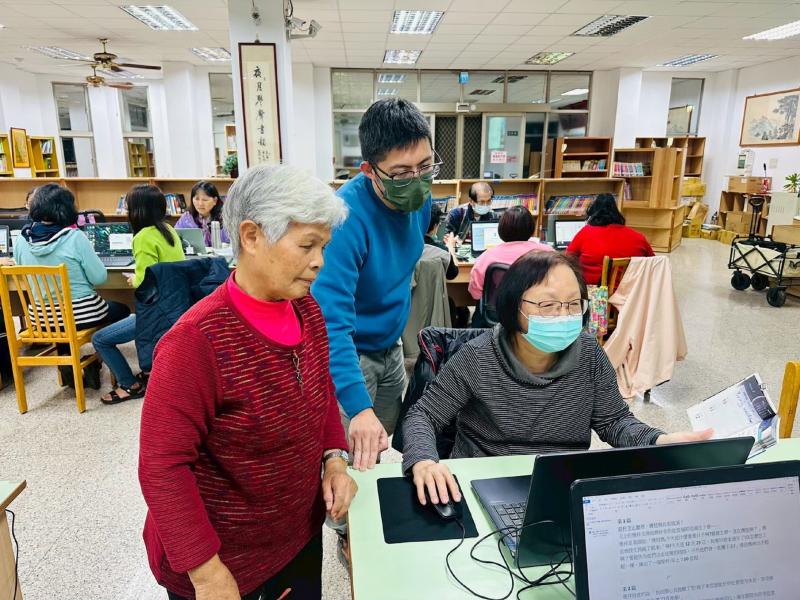 老師協助修正內容，提升頁面的質感