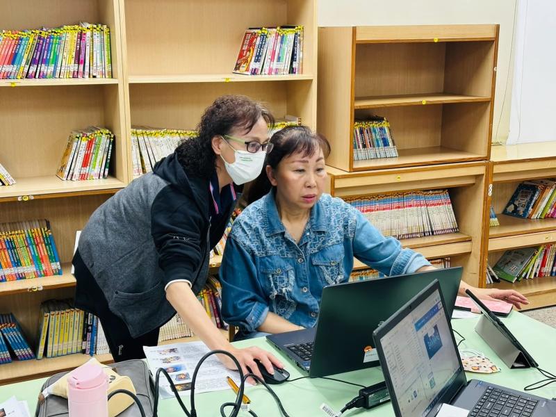 會的同學主動協助不會的學員