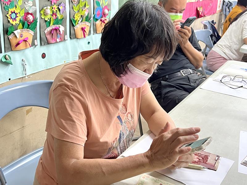 學員將老照片翻拍上傳後，使用手機嘗試修改照片色彩搭配。