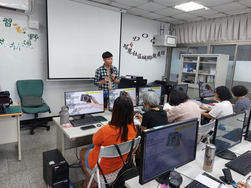 老師帶著大家從攝影基本技巧出發，示範如何用相機拍出清晰、有故事感的照片