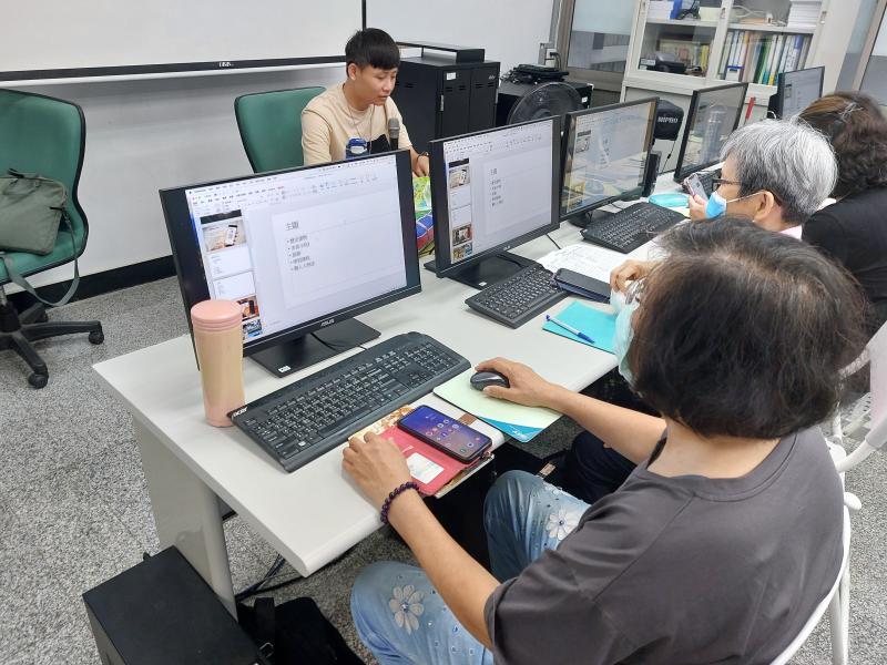 老師先帶著大家一步步學習如何構思三折頁的內容架構。從「主題設定」、「目標對象」、「圖片選擇」到「文字編排」，每一個環節都是傳遞訊息的關鍵