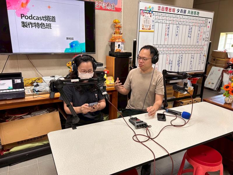 從吸睛的封面設計到療癒的音樂製作，甚至還要手把手教大家錄Podcast！究竟葫蘆裡賣的是什麼藥？趕快按下播放鍵，讓我們用聲音帶你好好認識這個不一樣的莿桐！保證讓你聽完也想一起「聲」入奇境，愛上這片土地的好滋味！