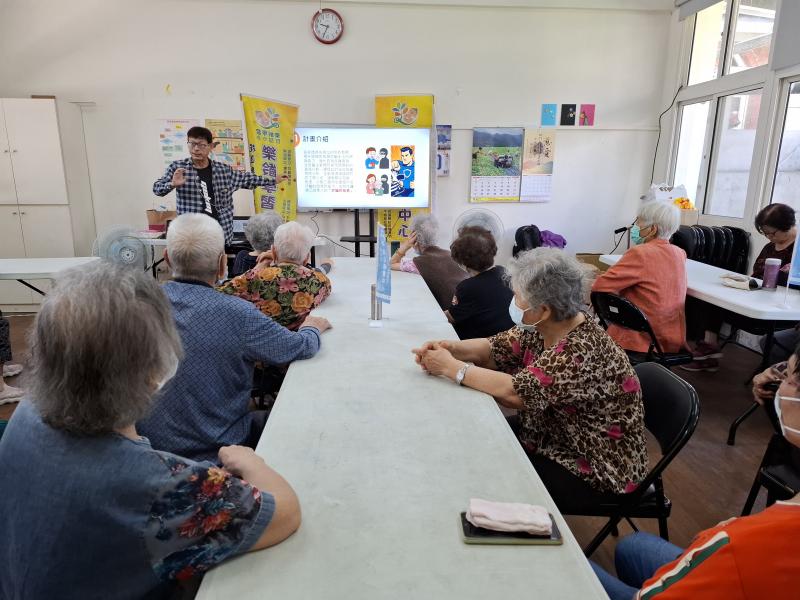 講師介紹DOC計畫，並引導學員至宜花DOC線上學習健康E把罩plus