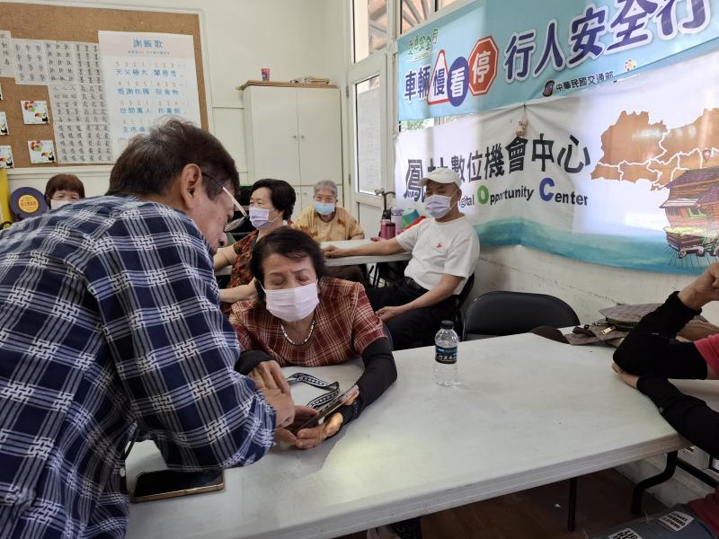 講師協助學員操作手機