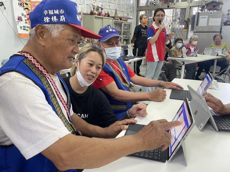 線上畫圖猜謎，學員畫圖中