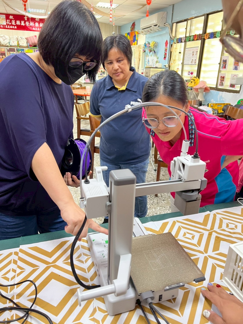 學員認真詢問老師問題