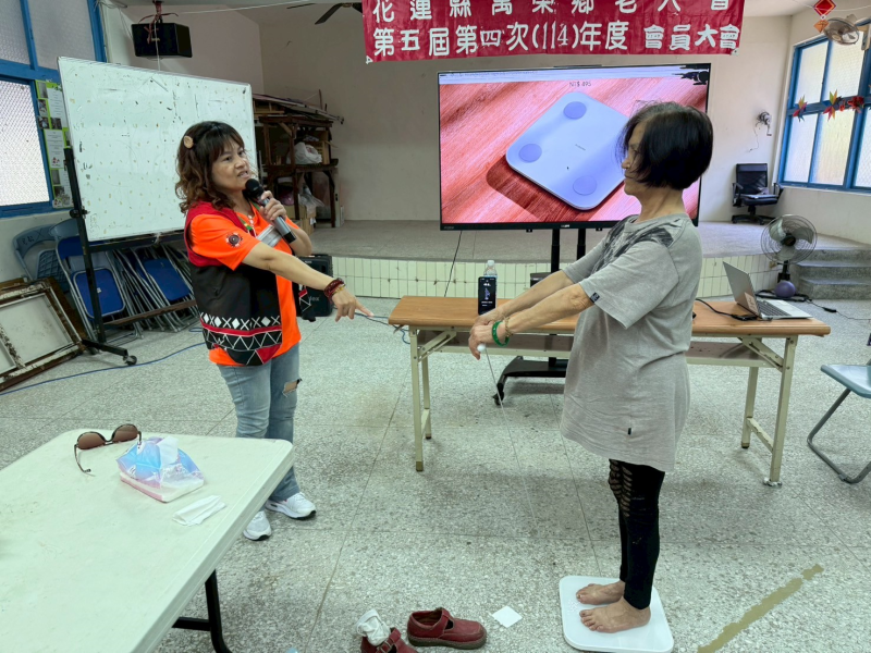 學員體驗體脂器