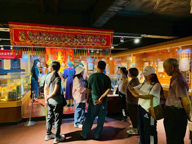 前往王爺信仰文化中心拍攝，呈現個人視角下的信仰文化意象。