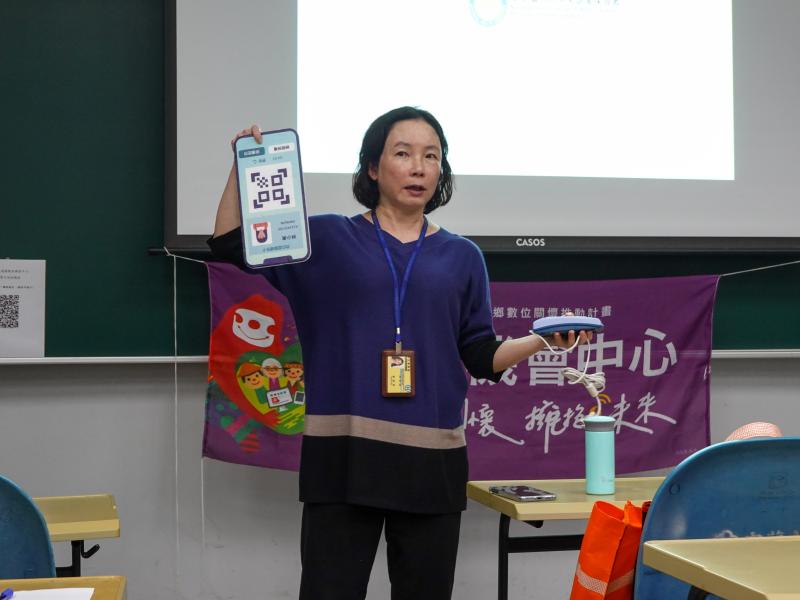 宜花輔導團對有幸邀請到衛生福利部台北業務組的 李如芳視察，前來指導數位種子該如何正確的引導民眾申請、使用虛擬健保卡。