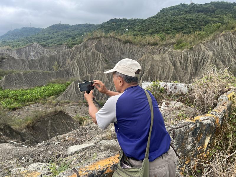一位長者的同學很認真的拍攝惡地形