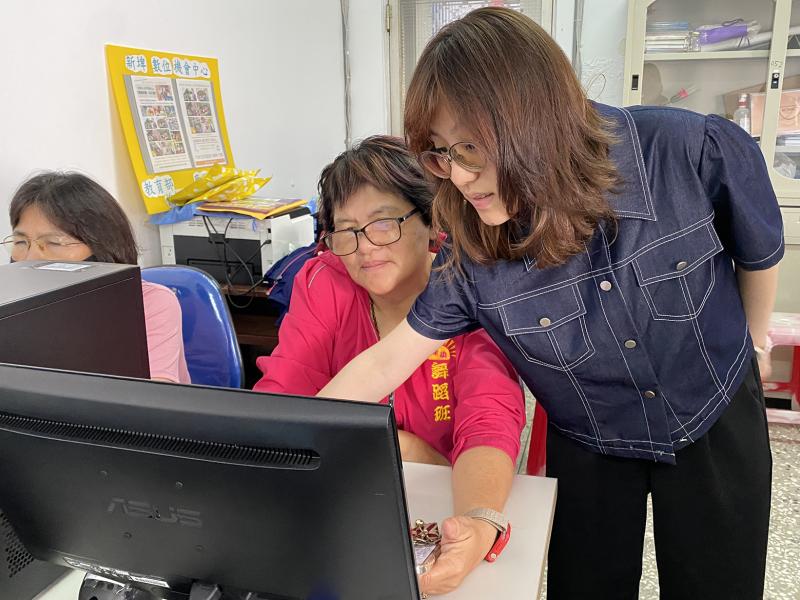 助教協助指導學員操作繪圖軟體。