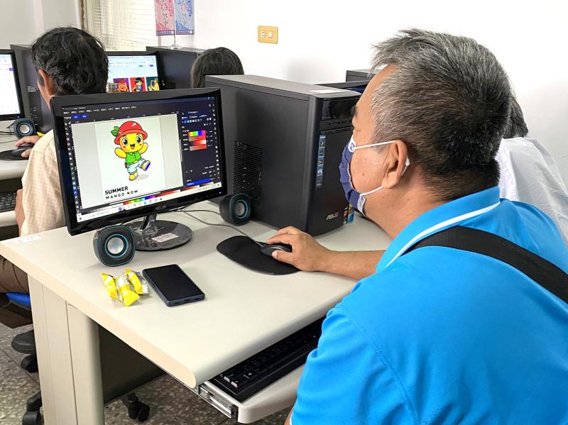 學員使用電腦練習操作繪圖軟體，以AI生成的角色做為參考，創作出專屬的角色設計。