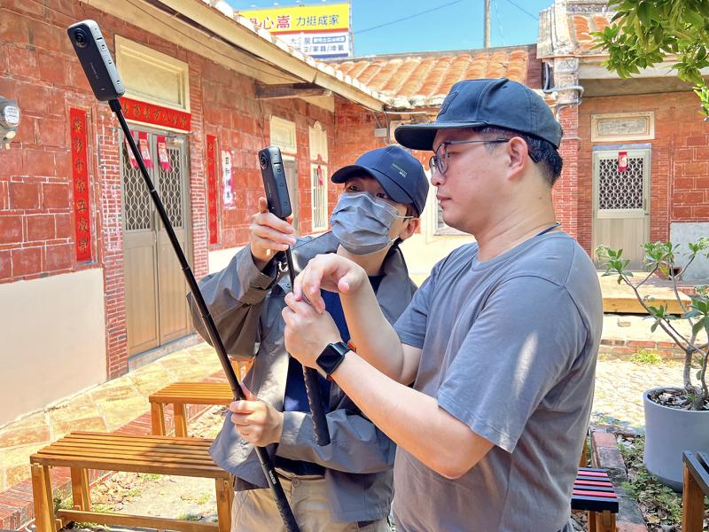 輔導人員協助指導學員360環景攝影機操作方式。