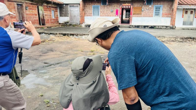 圖中走出教室,老師現場指導如何取景為最佳