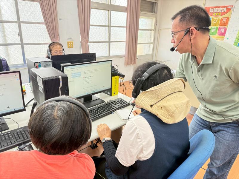 協助學員解決操作問題