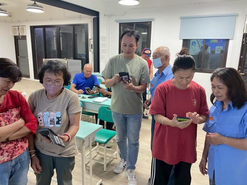 學員們認真聽講中