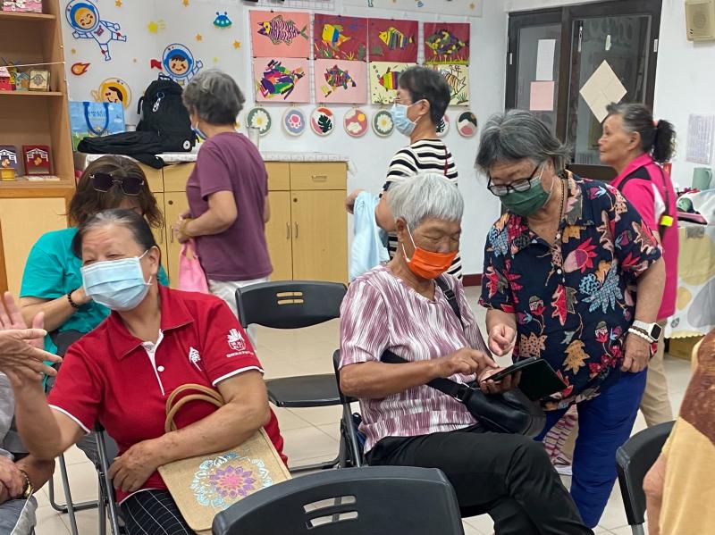 老師細心協助學員