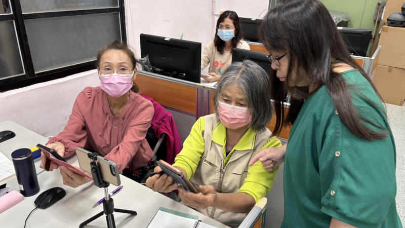 指導學員利用健康存摺查詢就醫及用藥紀錄。