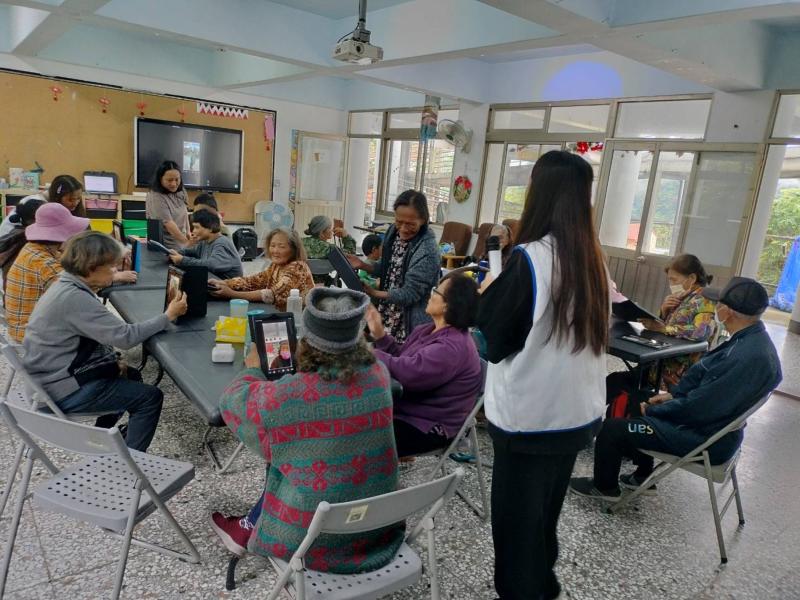 5月12日於潭南村舉辦數位貼紙設計課程,文健站長者熱情參與,講師以簡易方式介紹貼紙應用與創作概念。