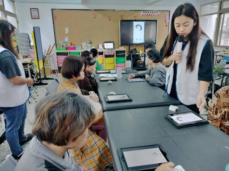 課程導入AI圖片生成工具,長者選擇喜歡的主題,體驗將AI圖像轉化為專屬貼紙,增添學習趣味與創意。