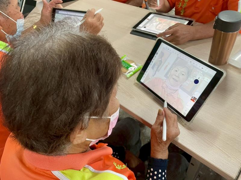 高齡學員們專注描繪出自畫像。