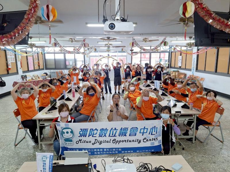 南寮社區關懷據點的長輩學員們與超有愛的志工們，開心與講師大合照。