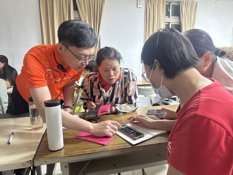 指導學員操作解決問題