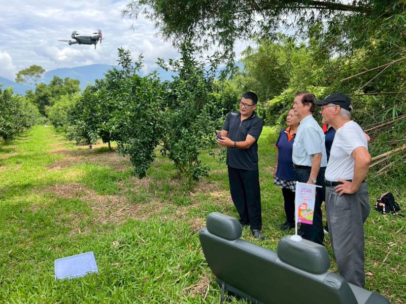 講師指導學員操作空拍機