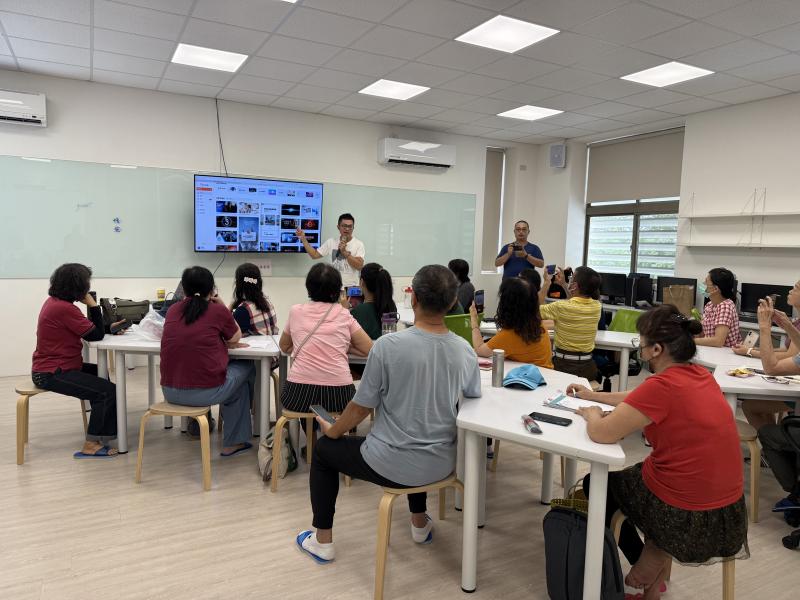 講師在台上介紹AI 剪輯工具FlexClip提供多種功能