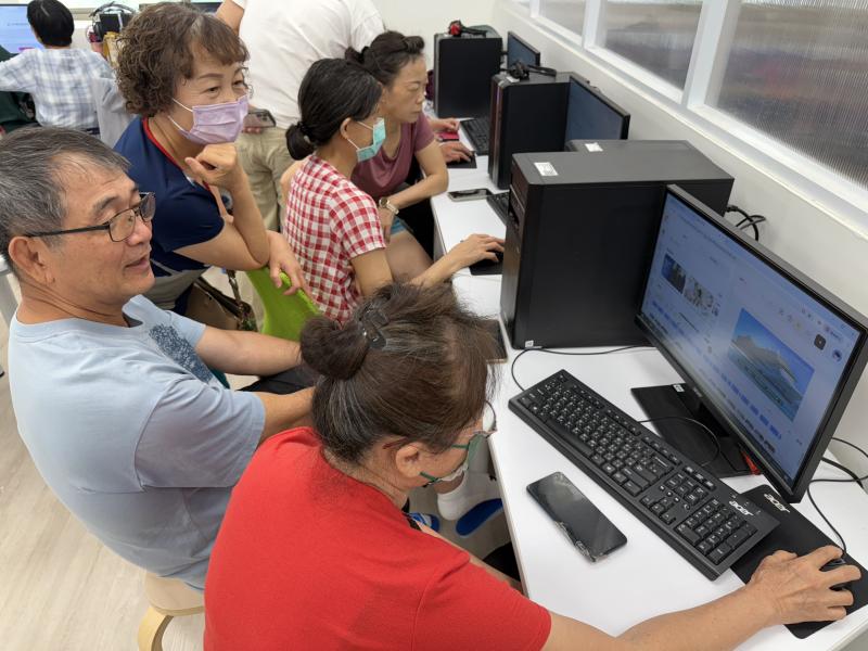 這次講師深受學員喜愛，導致學員人數爆滿，學員多數共用一台電腦
