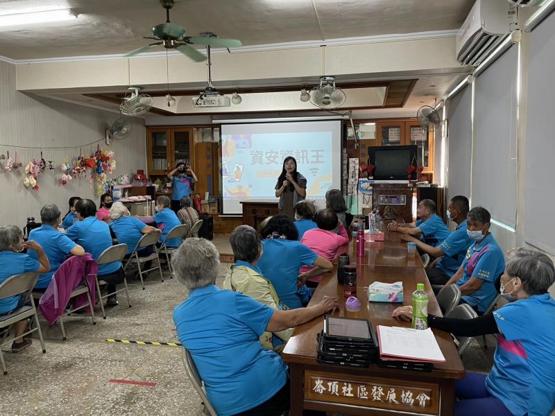 老師仔細為大家講解資安知識，學員們很認真的聽老師講解