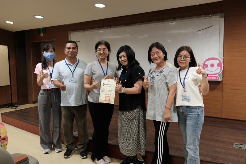 培訓結束後，輔導團也頒發結業證書給與會人員，以資鼓勵。