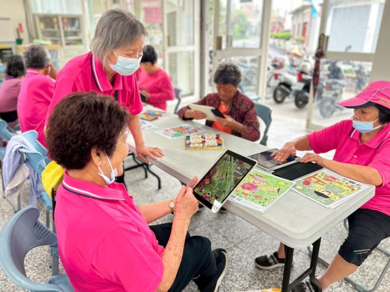 今天莿桐DOC來四合社區，帶著一群活力四射的長輩們展開了一場雲霄飛車的AR冒險！