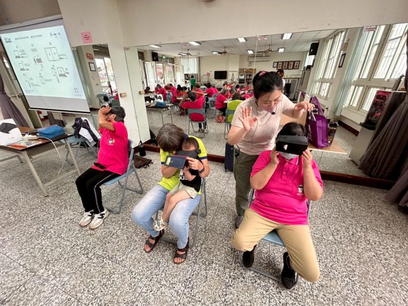 長輩們在AR手機螢幕前，看著那虛擬的雲霄飛車「咻」地一聲衝進他們的視野，笑得像孩子一樣。莿桐DOC耐心地教他們如何操作