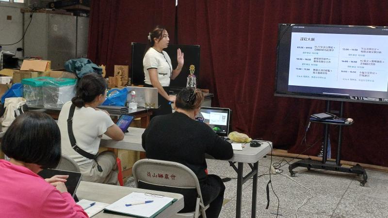 老師在說明今天課程