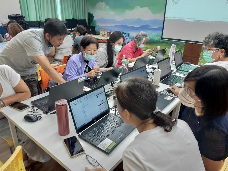 學員們練習上網搜尋圖片