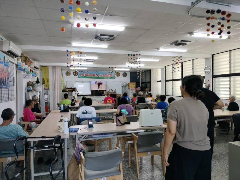 上課一開始便引導長輩們輕鬆伸展、活動筋骨，讓大家在歡樂中暖身，提升學習興趣與參與感。